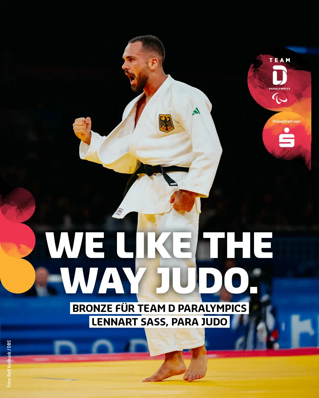 Lennart Sass jubelt im weißen Judogi bei den Paralympics Paris, Grafik Team D Paralympics, Bronze im Para-Judo